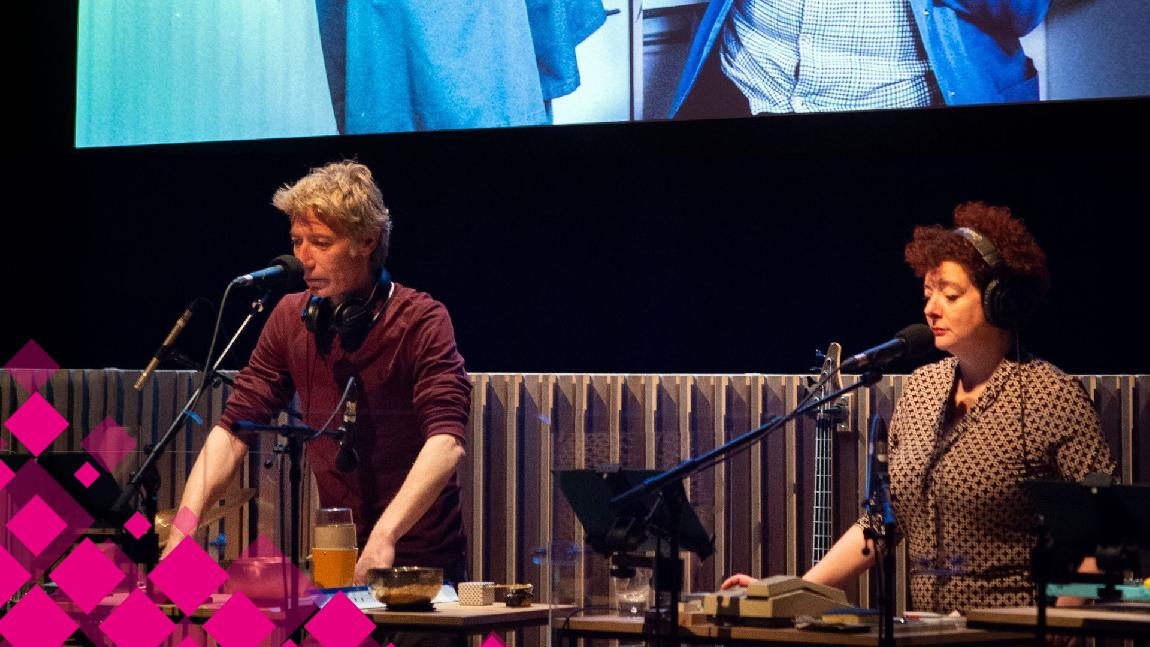 Deux comédiens font des bruitages et un grand écran est au-dessus de leur tête.