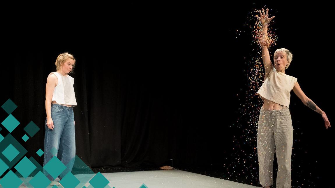 Une comédienne jette des confettis sur scène.