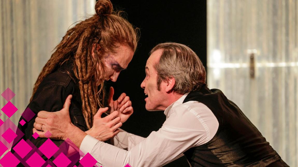 Un homme agrippe une femme par les épaules et semble la secouer.