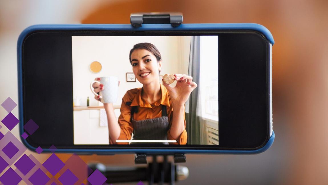 Une femme se filme avec un smartphone.