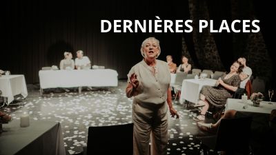 Une femme de 50 ans fait un discours à un mariage.