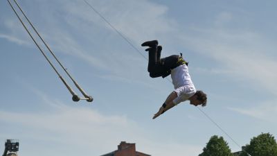 Des acrobates font des pirouettes.